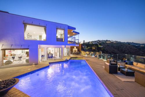 Hollywood Hills Infinity Villa in Los Angeles, USA