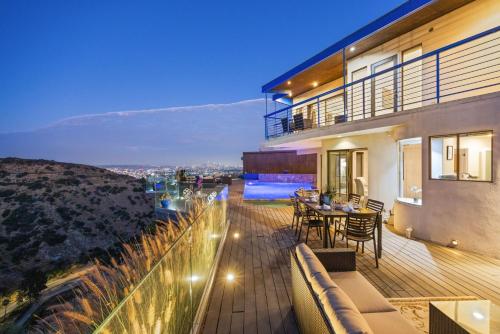 Hollywood Hills Infinity Villa in Los Angeles, USA