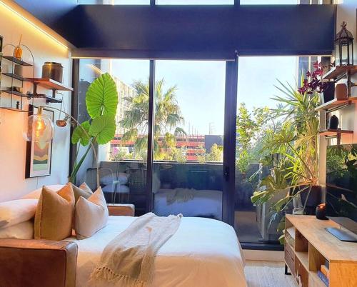 Sol Docklands - Unique 3 Bedroom Loft, Infinity Pool, Gym, Free Parking and Free Trams