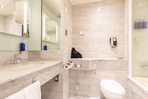 Standard Double or Twin Room image 10