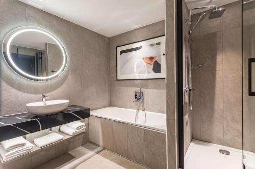 Radisson RED London Heathrow - image 14