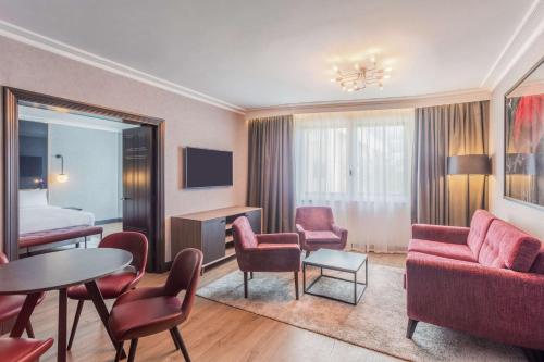 Radisson RED London Heathrow - image 12