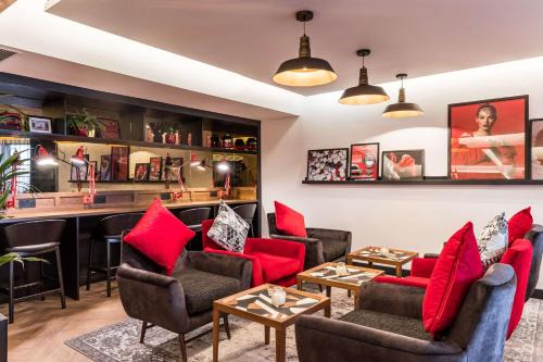 Radisson RED London Heathrow - image 10