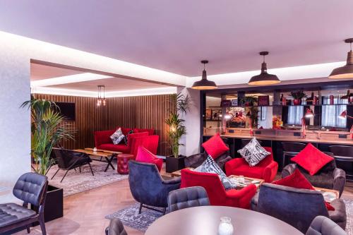 Radisson RED London Heathrow - image 6