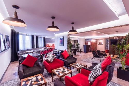 Radisson RED London Heathrow - image 9