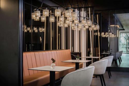 Radisson RED London Heathrow - main image