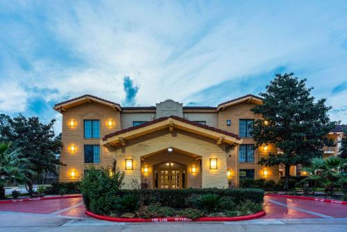 Super 8 by Wyndham The Woodlands North in The Woodlands, USA
