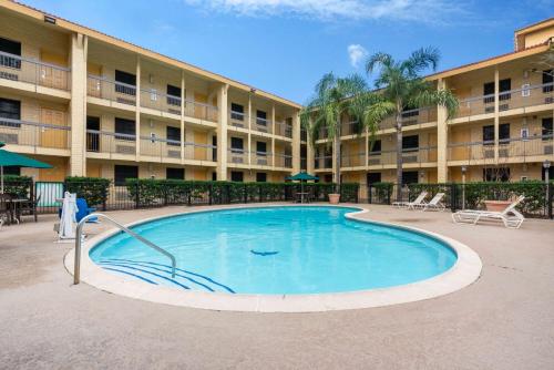 Super 8 by Wyndham The Woodlands North in The Woodlands, USA