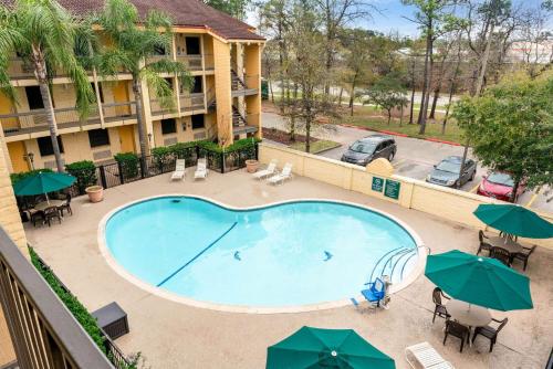 Super 8 by Wyndham The Woodlands North in The Woodlands, USA