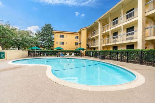 Super 8 by Wyndham The Woodlands North in The Woodlands, USA