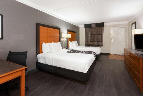 Super 8 by Wyndham The Woodlands North in The Woodlands, USA