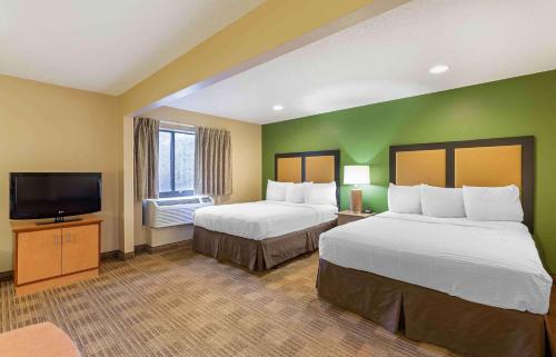 Deluxe Studio with 2 Queen Beds - Non-Smoking
