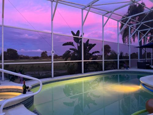 Entire home with pool and lake view and Golf course by Disney in Davenport, USA