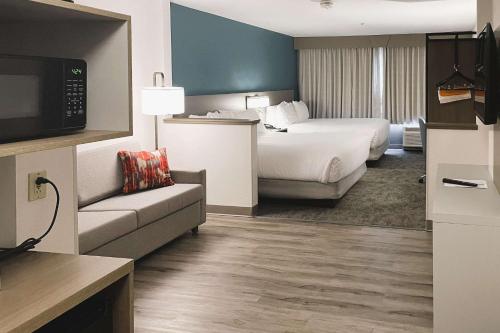 1 queen bed, 1 sofa bed