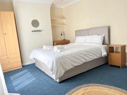 Canterbury King bed house with Free Parking & Garden