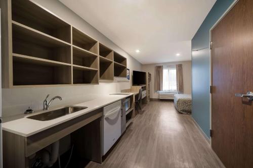 廚房, WoodSpring Suites Wixom - Novi in 威克瑟姆