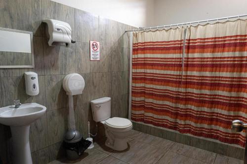 Bathroom, Desert Nights Hostel in Ica