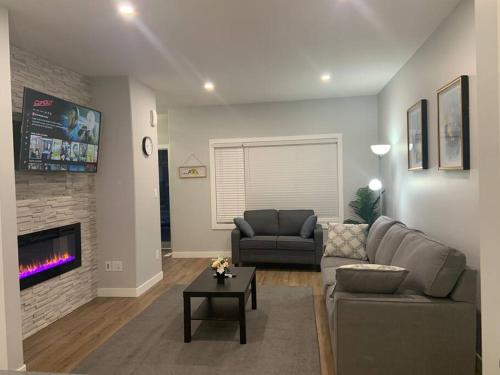 . Luxurious 3 BR Villa with free parking - King Bed