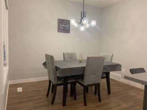 Luxurious 3 BR Villa with free parking - King Bed photo 4