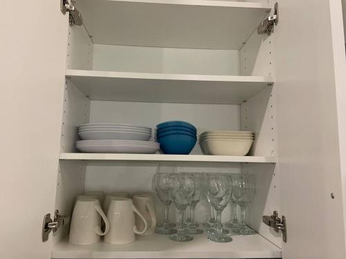 Luxurious 3 BR Villa with free parking - King Bed