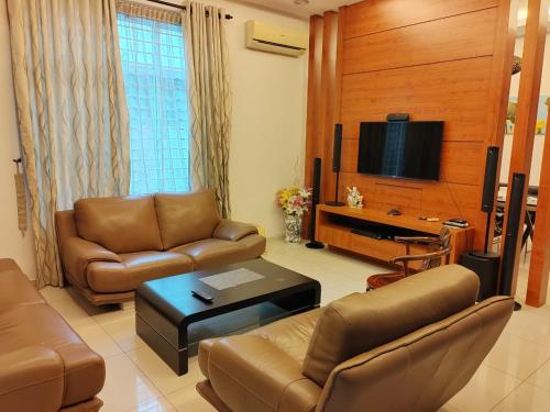 Nice semi D house at Tangkak