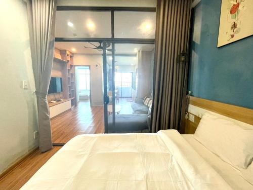 Three-Bedroom Apartment with Sea View image 5