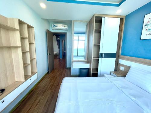 Three-Bedroom Apartment with Sea View image 7