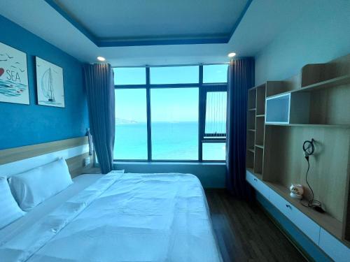 Three-Bedroom Apartment with Sea View image 8
