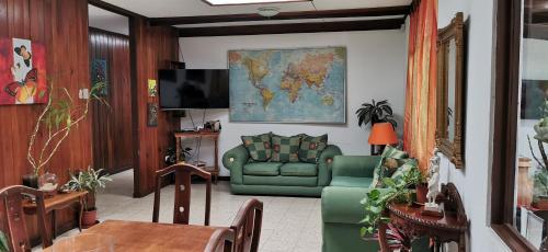 Shared lounge/TV area, Casa Kibi Kibi in Sabanilla