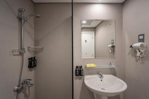 One-Bedroom Apartment image 6