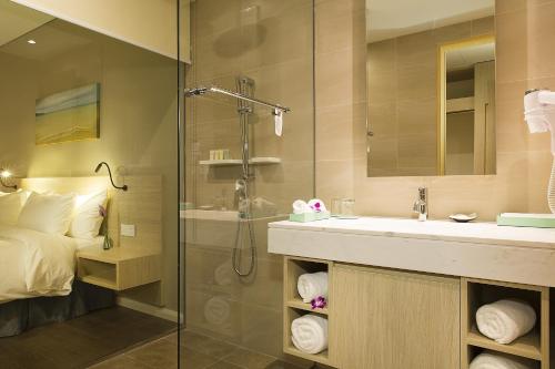 Deluxe Room image 2