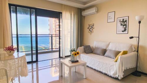 Sea View Apartment with Washer Dryer Projector Refrigerator and Kitchen Shantou South High-Speed Railway St ation