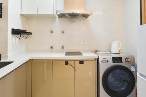 Sea View Apartment with Washer Dryer Projector Refrigerator and Kitchen Shantou South High-Speed Railway St ation