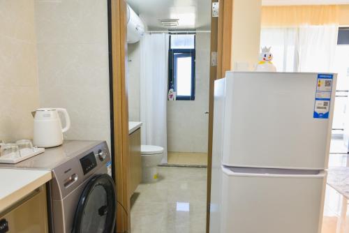 Sea View Apartment with Washer Dryer Projector Refrigerator and Kitchen Shantou South High-Speed Railway St ation