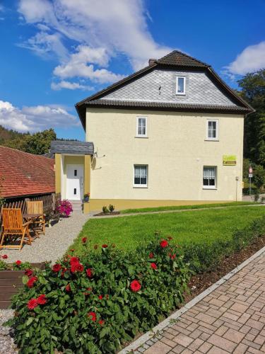 B&B Königsee - Ferienwohnung Paulinzella 9 inklusive Parkplatz und WLAN - Bed and Breakfast Königsee