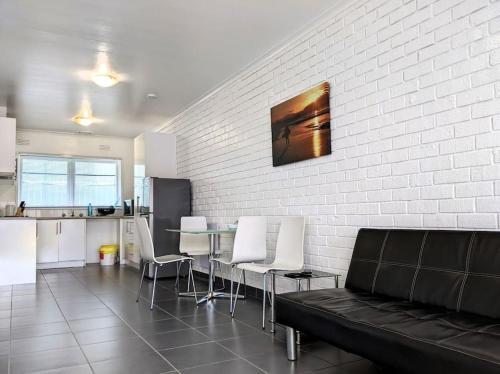 *Promo!* 2-Min to Train Station!