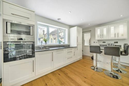 Country cottage & Tennis court in Horsham