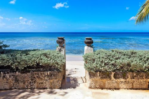 Beach, Leamington Cottage in Little Battaleys