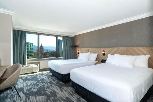2 queen beds