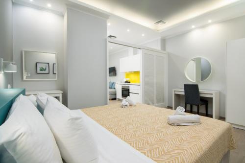 1 queen bed, 2 sofa beds