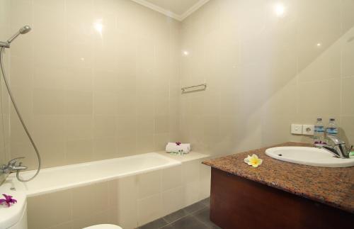 Putri Ayu Cottages Room Type - Deluxe Double or Twin Room