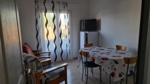 Appartement proche bord de mer (250m), 1er etage villa near Il Paradiso