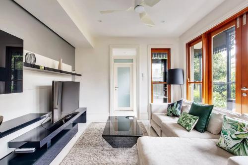 Refined Paddington Corner Terrace with Parking - image 9