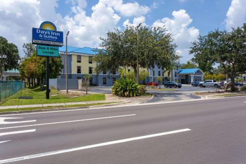 Days Inn & Suites by Wyndham Lakeland