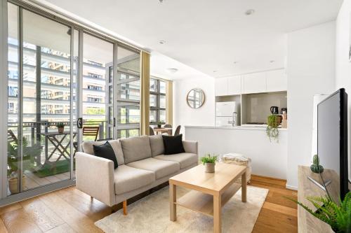 'Sussex Suite' Sunny City Living by Darling Harbour