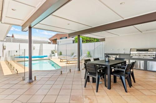 Bay Run Bungalow - A Modern Heritage Pool Haven - image 2
