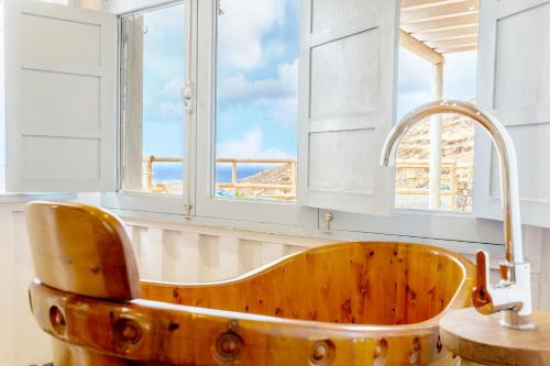 Eco Vineyard Cottage - Fantastic Views - 5 mins drive to Arrieta beach in Tabayesco
