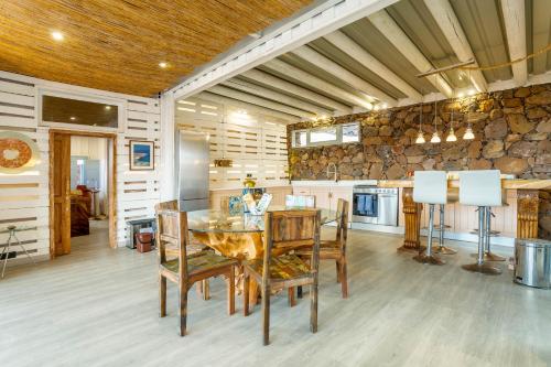 Eco Vineyard Cottage - Fantastic Views - 5 mins drive to Arrieta beach in Tabayesco