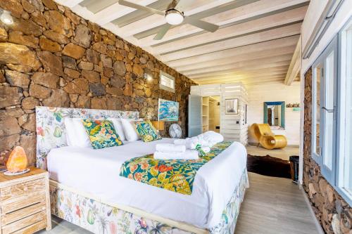 Eco Vineyard Cottage - Fantastic Views - 5 mins drive to Arrieta beach in Tabayesco