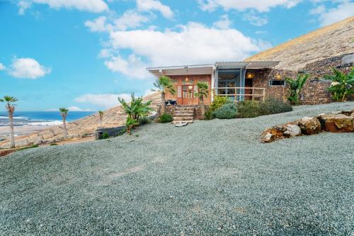 Eco Vineyard Cottage - Fantastic Views - 5 mins drive to Arrieta beach in Tabayesco